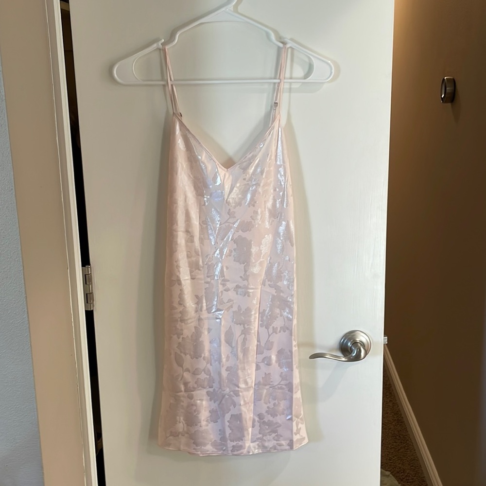 Victoria’s Secret Pale Pink Slip with Floral Shimmer Detail. Like NEW! Size M